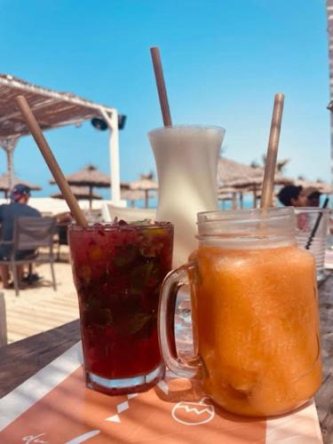 Deux boissons sont assises sur une table côte à côte dans l'établissement Beau studio Iones wifi vue mer FUENTES, à Dosse Gros