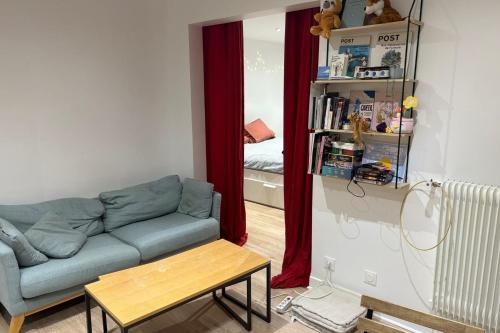 un salon avec un canapé et une table dans l'établissement T2 apartment near city center, à Gentilly