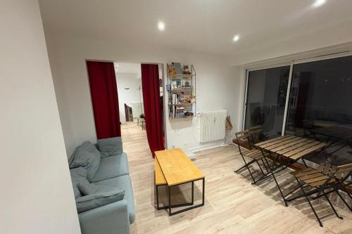 un salon avec un canapé et une table dans l'établissement T2 apartment near city center, à Gentilly