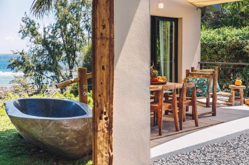 a bath tub in the yard of a house at Domaine du Cap Sauvage in Saint-Joseph