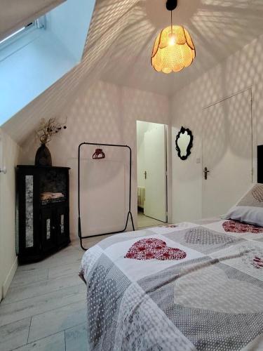 une chambre avec un grand lit et un miroir dans l'établissement résidence le parc, à Condé-sur-Noireau