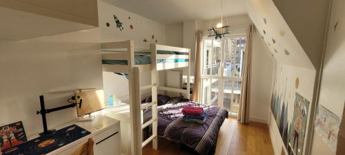 Cette petite chambre comprend des lits superposés et un escalier. dans l'établissement Chic & Cosy apartment - 60m2, 3 rooms, à Asnières-sur-Seine