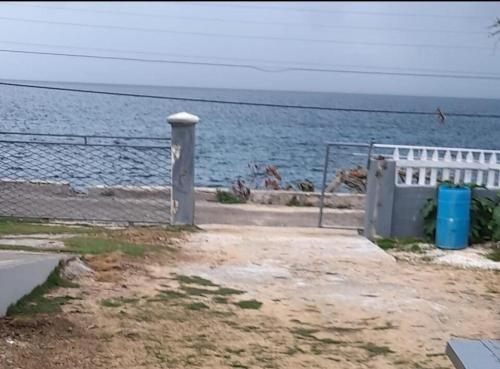 Φωτογραφία από το άλμπουμ του Villa Lola's on the Beach σε Whitehouse
