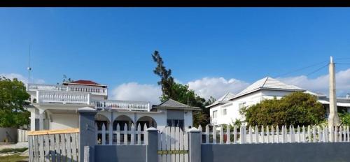 Φωτογραφία από το άλμπουμ του Villa Lola's on the Beach σε Whitehouse