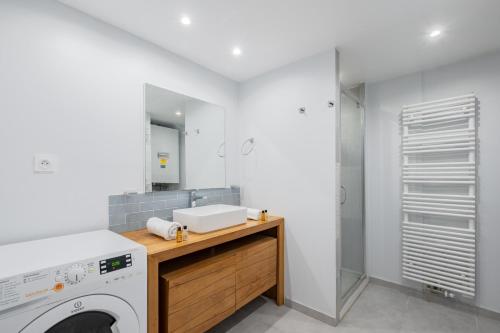 lavadero con fregadero y lavadora en Veeve - Seagull’s House, en Boulogne-Billancourt