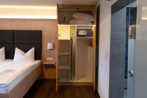 a bedroom with a bed and a shower at Hotel & Apartments Böhm in Gravenwerth