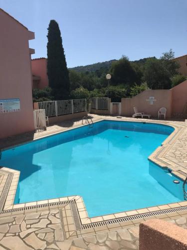 une grande piscine bleue à côté d'un immeuble dans l'établissement Elsa & David, à Collioure