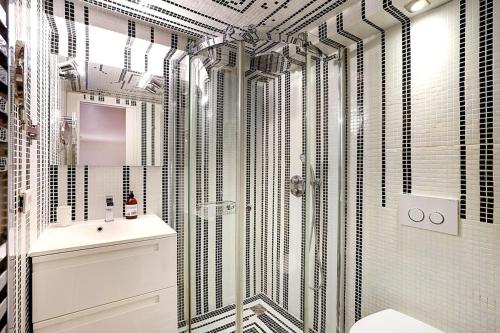 une salle de bain avec une douche, des toilettes et un lavabo dans l'établissement Appartement Montmartre, à Paris