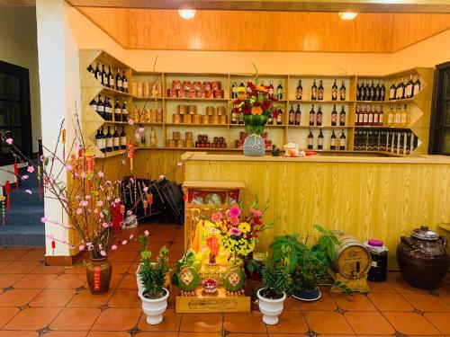 a room with a counter with flowers and plants at Rosa Homestay in Ấp Trạm Hành