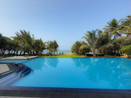 Bazén v ubytování Serendib Beach Hotel nebo v jeho okolí