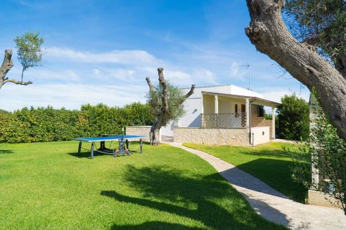 a picnic table in the yard of a house at Masseria Un Posto al Sole in Otranto