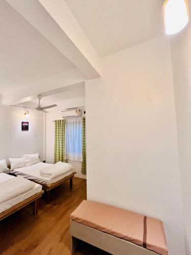 Ένα ή περισσότερα κρεβάτια σε δωμάτιο στο 2 BHK Spacious Home Kothrud
