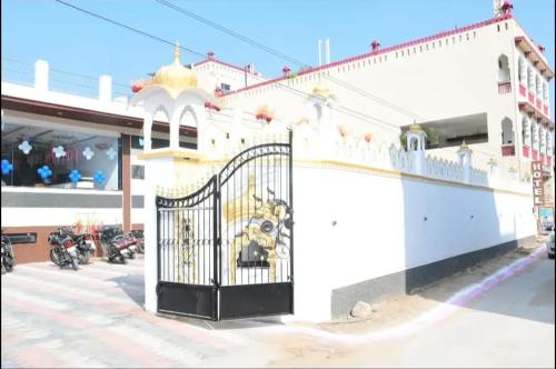 un edificio bianco con un cancello davanti di SR Resort Pushkar a Pushkar
