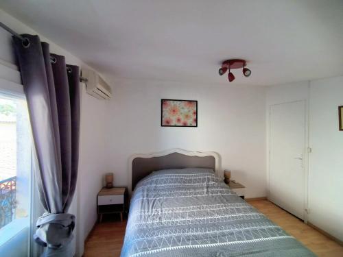 une chambre avec un lit avec une couette bleue dans l'établissement Duplex tout confort, équipé près du tram et au centre-ville, à Castelnau-le-Lez