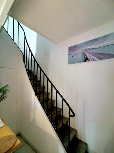 un escalier dans une maison avec une photo sur le mur dans l'établissement Duplex tout confort, équipé près du tram et au centre-ville, à Castelnau-le-Lez