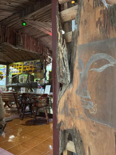 Three J Guesthouseにあるレストランまたは飲食店