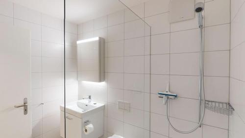Un baño con ducha, inodoro y lavabo. en Amazing big studio in the city center - Sun 7, en Zúrich