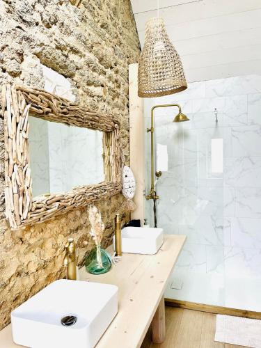 une salle de bain avec deux lavabos et un miroir dans l'établissement Maison Maillots et Bigorneaux, 15 pers, jacuzzi, 40m de la mer, à Kerlouan