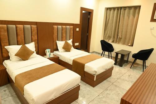 Una cama o camas en una habitación de Satya Residency