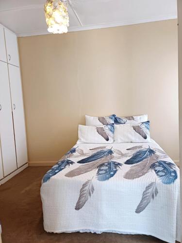 Katil atau katil-katil dalam bilik di Guest room and apartment
