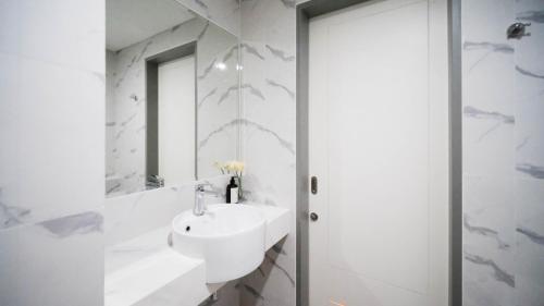 Koupelna v ubytování New and Cozy Studio at 88 Avenue Apartment By Travelio