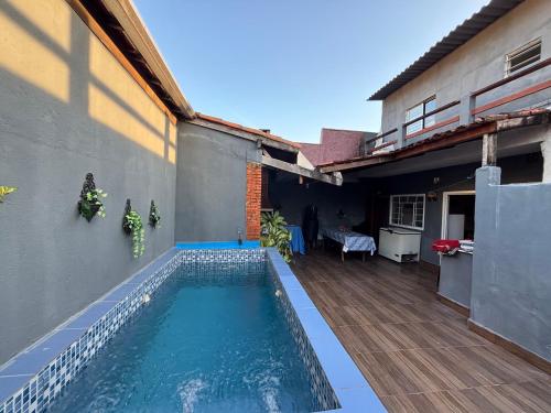 a swimming pool in the backyard of a house at Sobrado com Piscina Perto Praia in Caraguatatuba