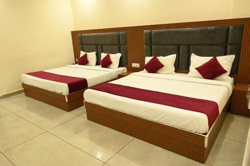 Una cama o camas en una habitación de Satya Residency