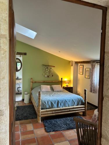 une chambre avec un lit dans une pièce dans l'établissement Chambre indépendante salle d'eau et WC privatifs, à Cézac