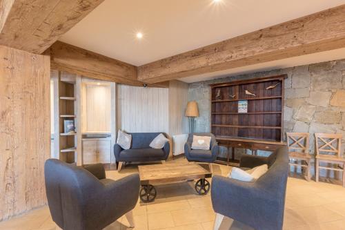 a living room with two chairs and a table at Résidence Pierre & Vacances l'Albane in Vars