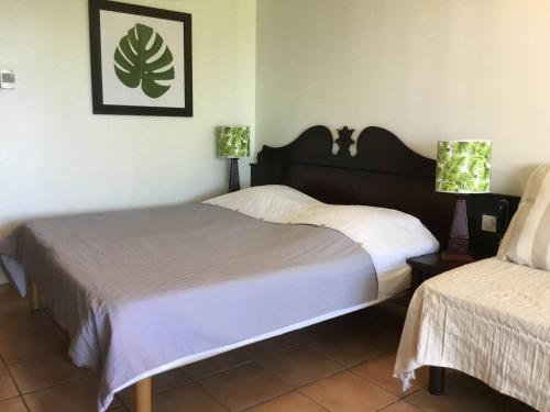 Postel nebo postele na pokoji v ubytování TROPIC Appartements PREMIUM village vacances vue mer Guadeloupe St Anne