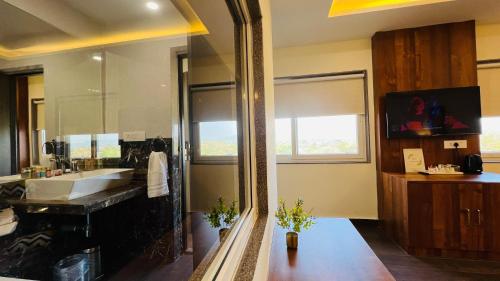 bagno con lavandino e grande specchio di BluO Amani Vagator - Boutique Hotel Goa ad Anjuna