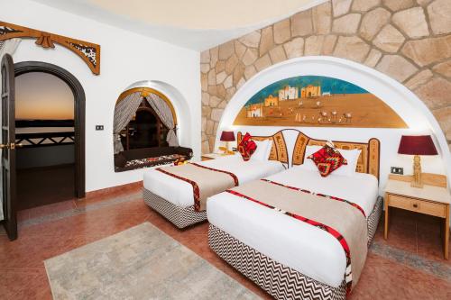 Postel nebo postele na pokoji v ubytování Seti Abu Simbel Lake Resort
