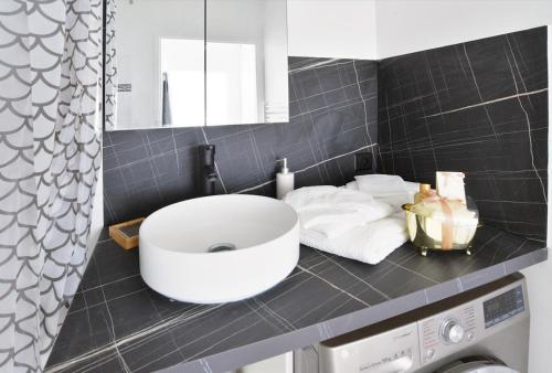 a bathroom with a sink and a washing machine at Apartment 5min from Disneyland Paris & Vallee Village Outlet in Magny-le-Hongre
