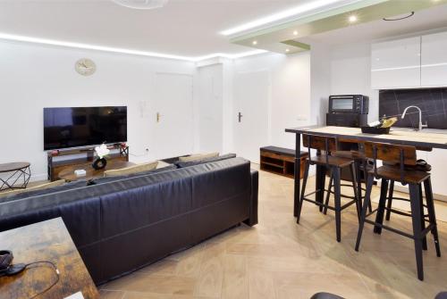 un salon avec un canapé et une table dans l'établissement Apartment 5min from Disneyland Paris & Vallee Village Outlet, à Magny-le-Hongre