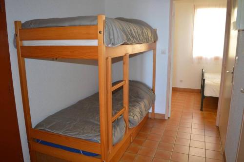 quelques lits superposés dans une chambre dans l'établissement Appart 3 pièces - cabine 6 couchages CERBERE BN200-111, à Cerbère