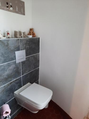 une salle de bain avec des toilettes blanches dans une chambre dans l'établissement La Tour de rêves, à Beaumont-la-Ronce