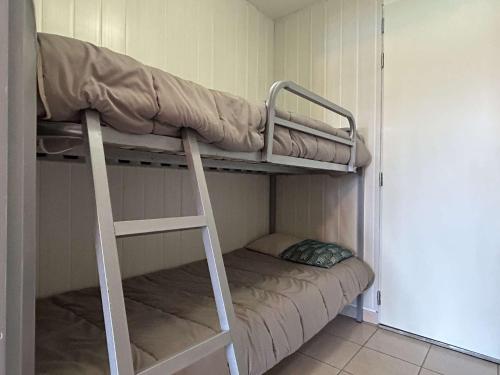 une chambre avec deux lits superposés dans une pièce dans l'établissement Appart Studio - cabine 4 couchages BANYULS SUR MER BN120-3212, à Banyuls-sur-Mer