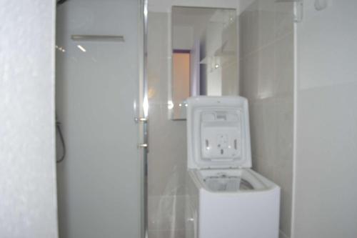 - une salle de bains pourvue d'un lave-linge dans l'établissement Appart 2 pièces 4 couchages BANYULS SUR MER BN120-4215, à Banyuls-sur-Mer