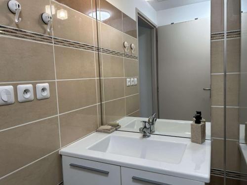 une salle de bain avec un lavabo et un miroir dans l'établissement Appart 3 pièces 6 couchages BANYULS SUR MER BN150-A05, à Banyuls-sur-Mer