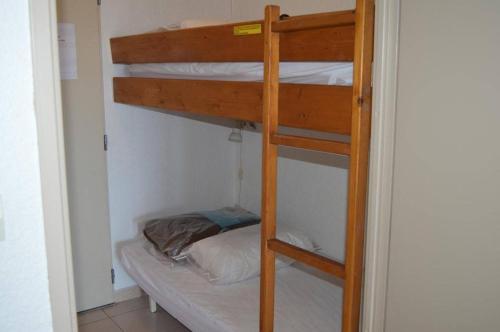 Ce lit superposé se trouve dans une petite chambre dotée de lits superposés. dans l'établissement Appart Studio - cabine 4 couchages BANYULS SUR MER BN120-3203, à Banyuls-sur-Mer