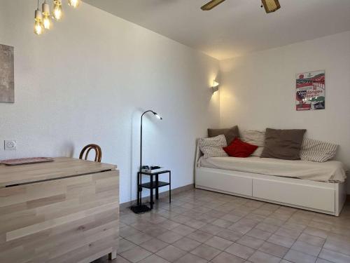 un salon avec un canapé et une table dans l'établissement Appart studio 2 couchages BANYULS SUR MER BN030-E02, à Banyuls-sur-Mer