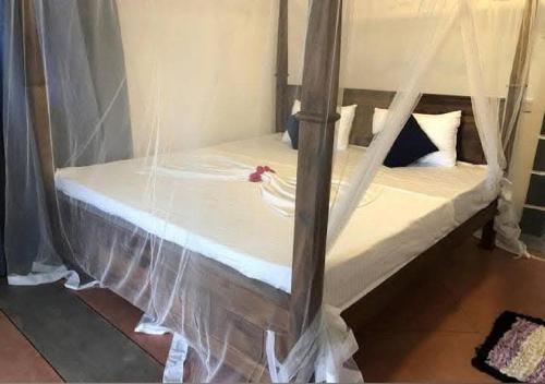 quelques lits avec des moustiquaires dans l'établissement kite Paradise Resort, à Kalpitiya