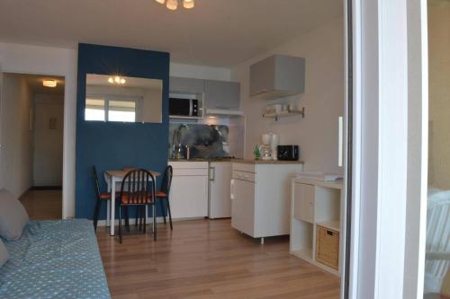 une petite cuisine avec une table et des chaises dans une pièce dans l'établissement Appart 2 pièces 4 couchages BANYULS SUR MER BN120-2201, à Banyuls-sur-Mer
