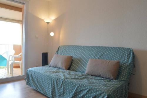 - un canapé avec deux oreillers dans l'établissement Appart 2 pièces 4 couchages BANYULS SUR MER BN120-2201, à Banyuls-sur-Mer