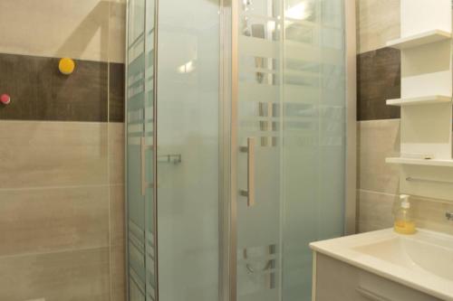une salle de bain avec une douche en verre et un lavabo dans l'établissement Appart 2 pièces 4 couchages BANYULS SUR MER BN120-2201, à Banyuls-sur-Mer