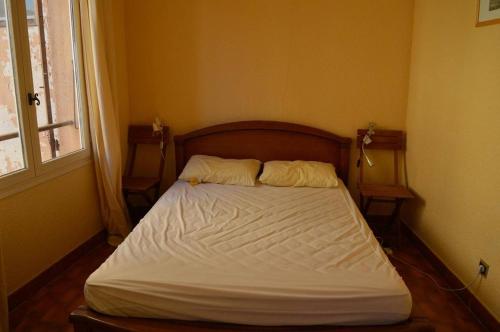 un lit avec des draps blancs et des oreillers dans une chambre dans l'établissement Appart 2 pièces 4 couchages BANYULS SUR MER BN140-043, à Banyuls-sur-Mer
