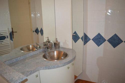 une salle de bain avec deux lavabos et un miroir dans l'établissement Appart 2 pièces 4 couchages BANYULS SUR MER BN140-043, à Banyuls-sur-Mer
