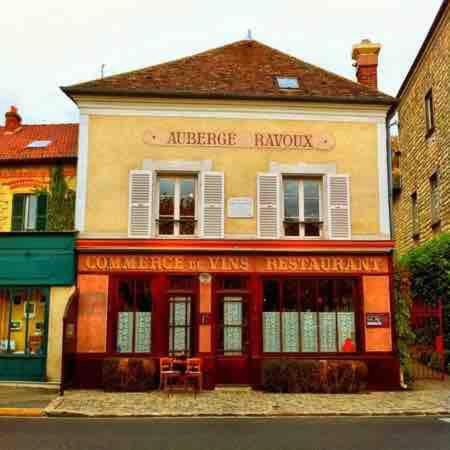 an old building in the city of amsterdam at Gîte La Maisonnette à Auvers-sur-Oise in Auvers-sur-Oise