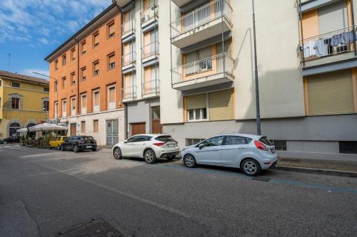 ウーディネにあるBorgo Aquileia - A Casa Tuaの建物の隣の駐車場に2台駐車