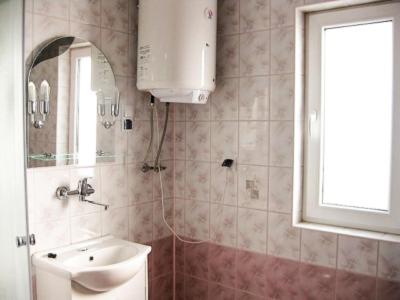 a bathroom with a sink and a mirror at Całoroczne Domki Zacisze Hnatowego Berda w Wetlinie in Wetlina